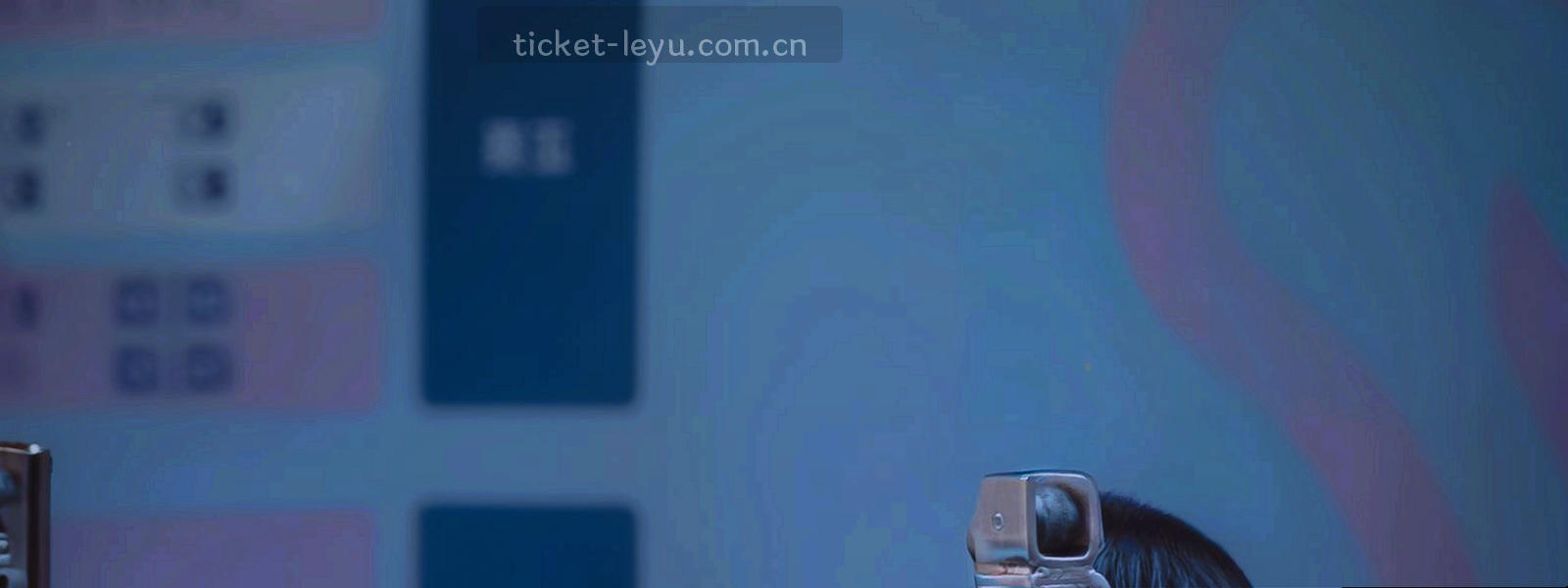 俯视视角的球场中圈与草皮纹理，线条规整